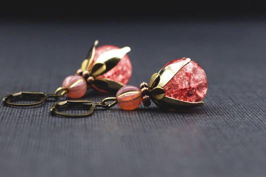 Romantische Ohrringe mit rosa Crackle-Glasperlen, Kürbisperlen in Rosa und goldfarbenen Details