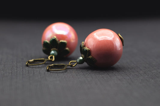 Ohrringe mit roséfarbenen Keramikperlen und dunkelgrünen Blattperlkappen, elegant und natürlich