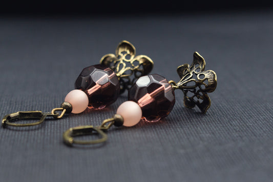 Ohrringe mit roséfarbenen Perlen und filigranen Blüten in Antik-Bronze, romantisches Schmuckdesign