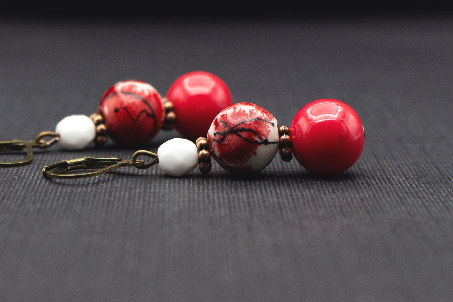 Ohrringe Rot Weiß mit Muster – elegante Glasperlen Ohrringe modern