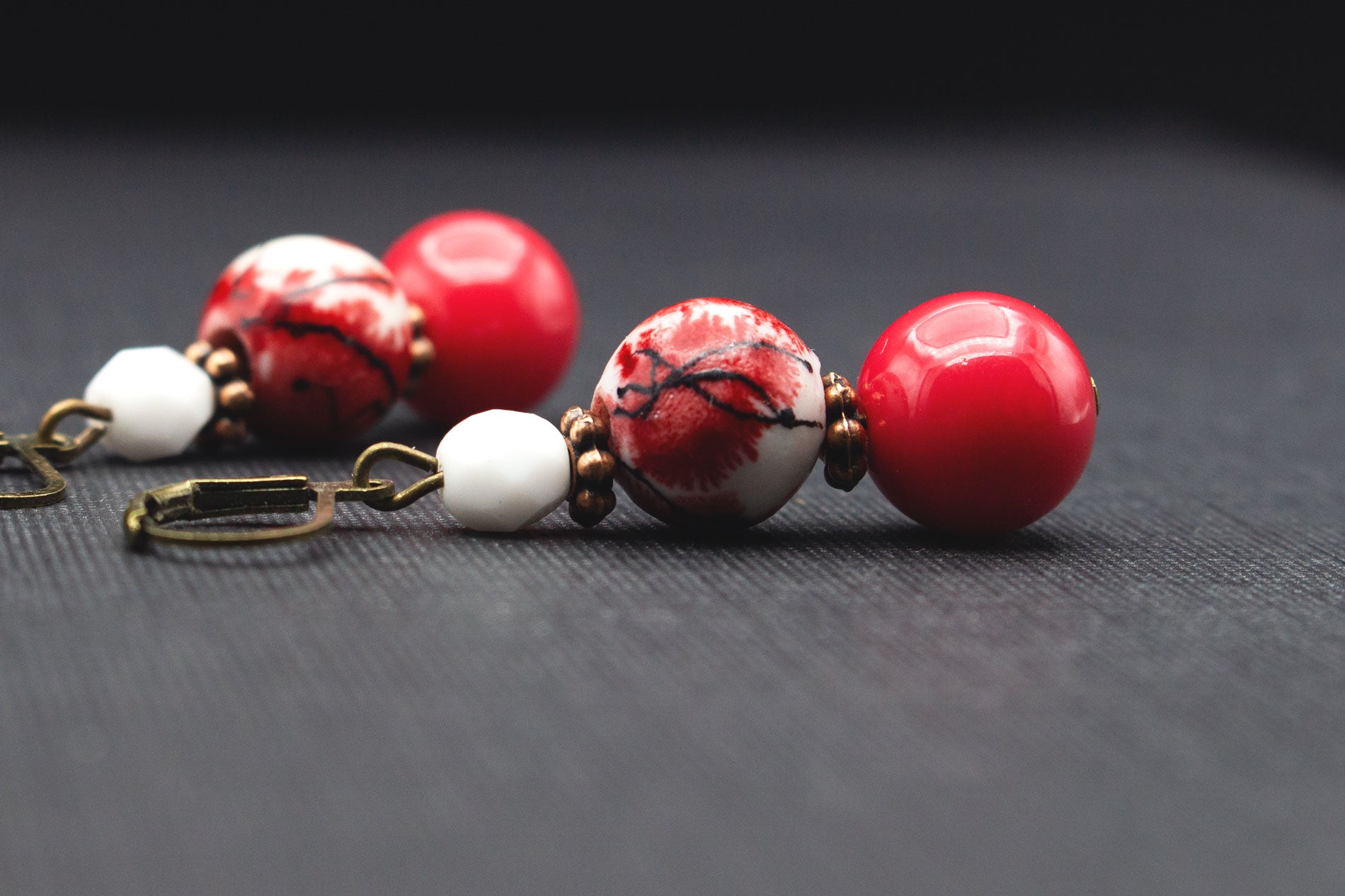 Glasperlen Ohrringe Rot Weiß mit abstraktem Muster – stilvoller Schmuck Kupferrot