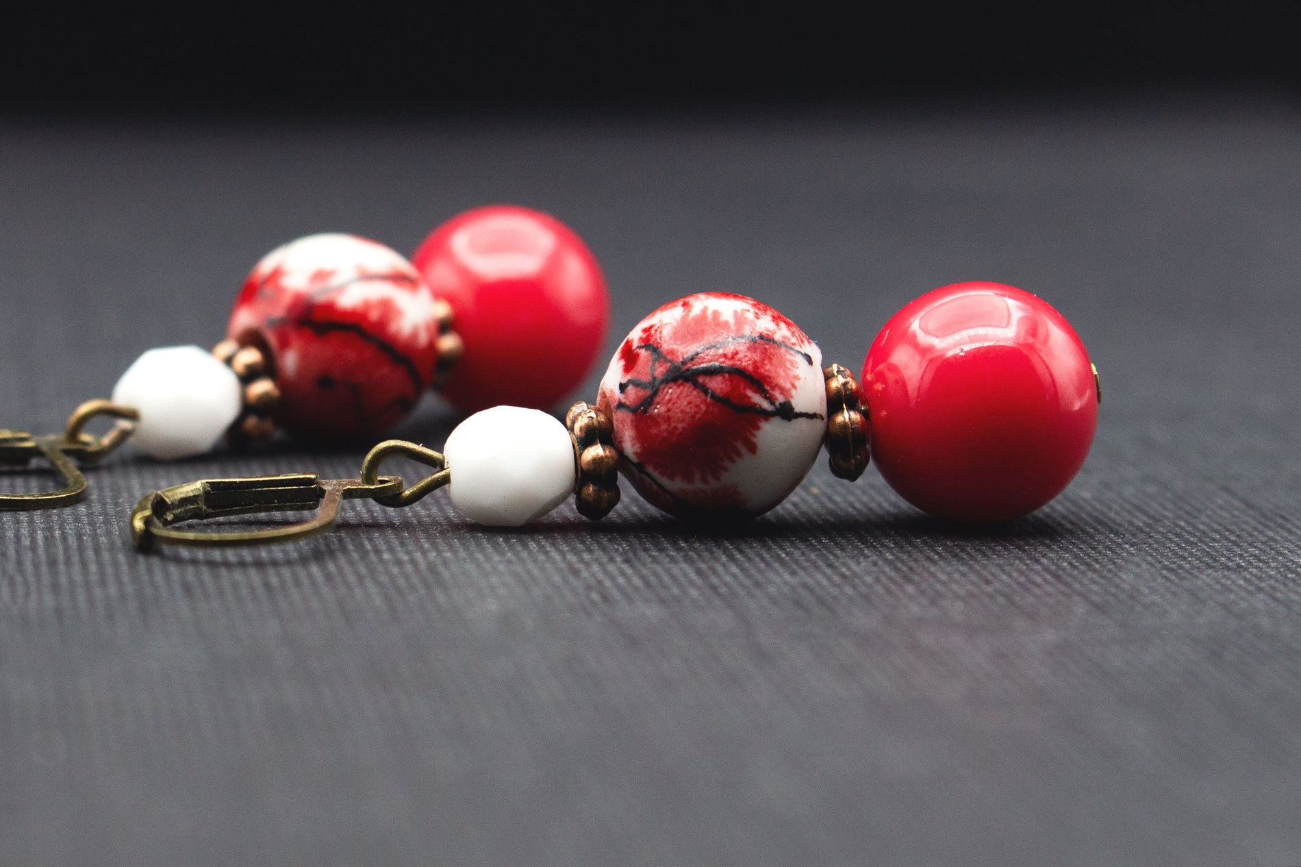 Ohrringe Rot Weiß modern mit Muster – auffälliger Ohrschmuck für Frauen