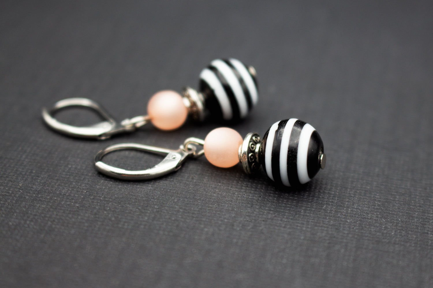 Ohrringe Schwarz Weiß gestreift mit Rosa Perle – moderner Schmuck