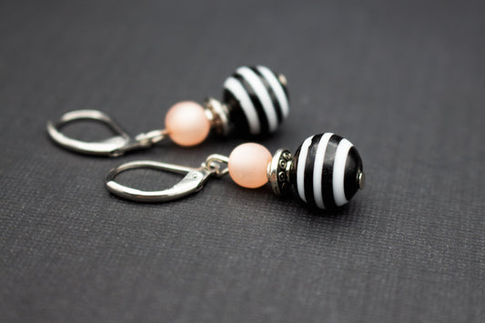 Ohrringe Schwarz Weiß gestreift mit Rosa Perle – moderner Schmuck