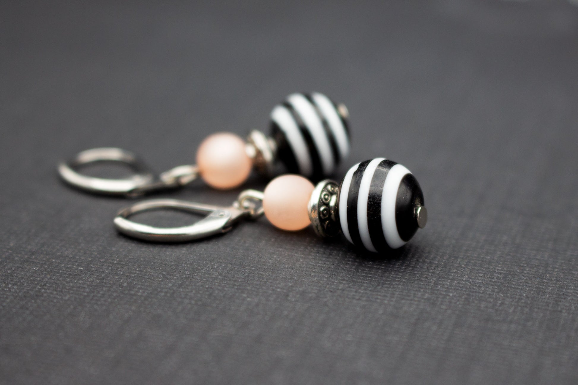 Stylische Ohrringe Schwarz Weiß gestreift – Schmuck mit rosa Akzent