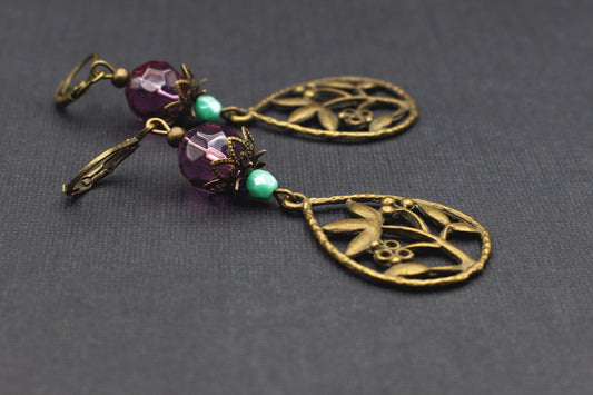 Ohrringe mit violetten und mintfarbenen Perlen und bronzefarbenem Blumenanhänger