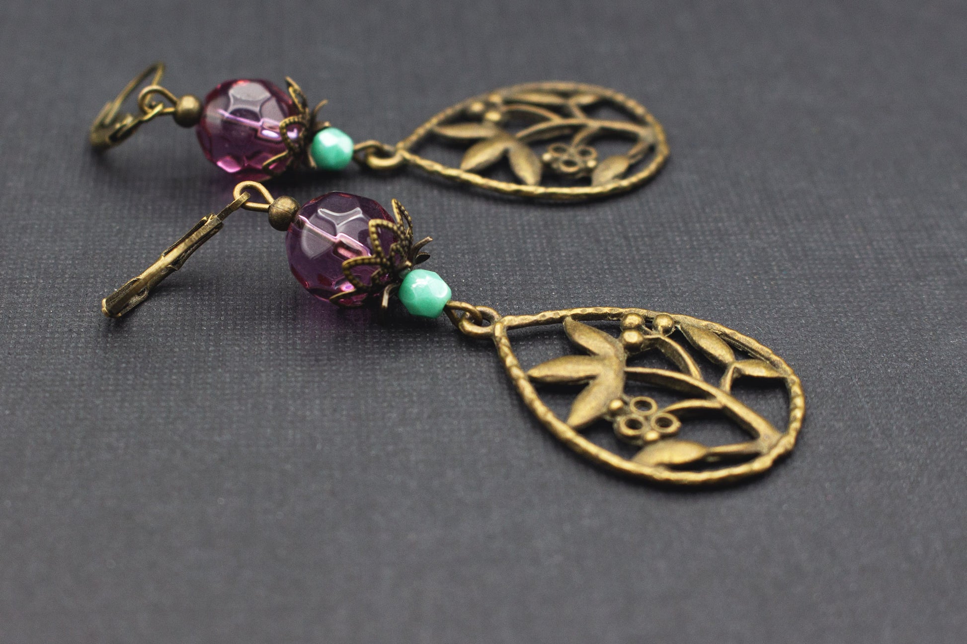 Seitenansicht von Vintage-Ohrringen mit violetten und mintfarbenen Perlen und Antik-Bronze-Elementen