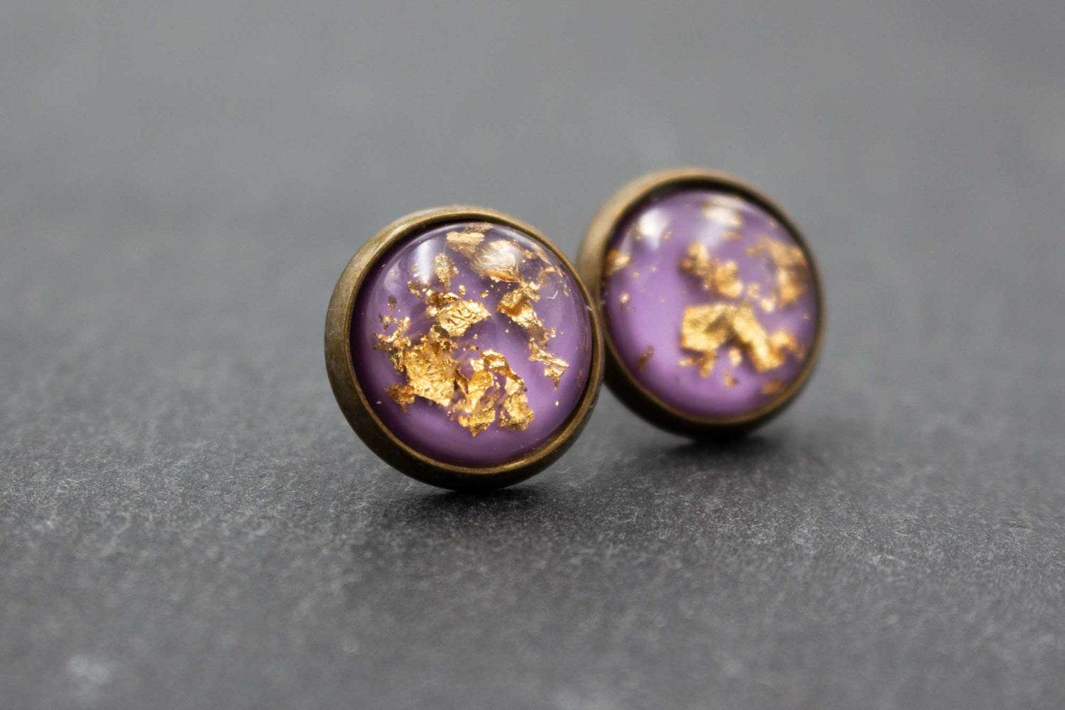 Ohrstecker in Flieder und Violett mit goldfarbenen Akzenten – eleganter Ohrschmuck