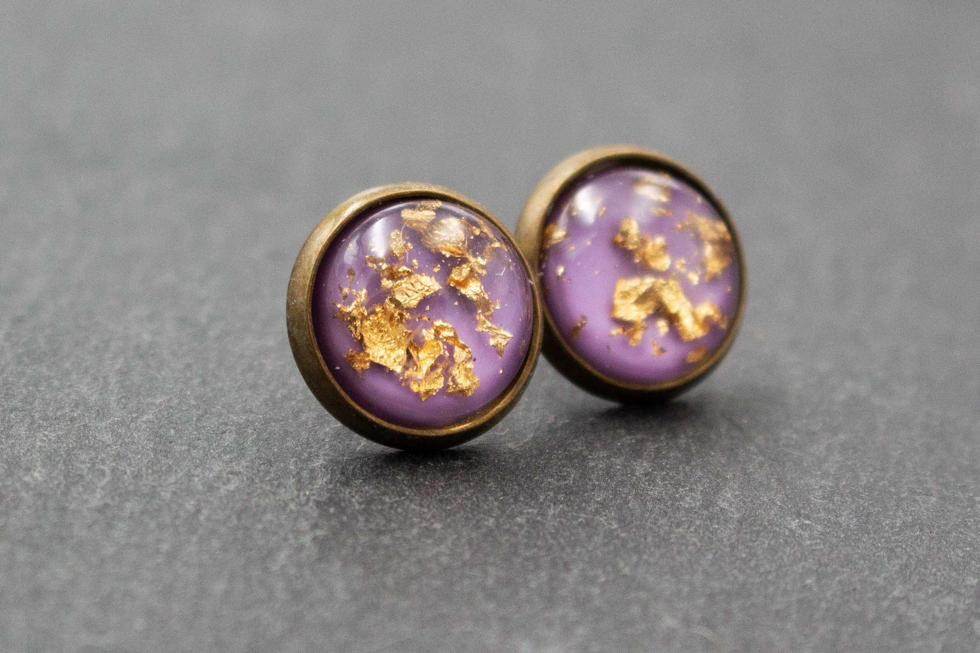 Elegante Ohrstecker Flieder Violett mit Golddetails – stilvoller Schmuck für Damen