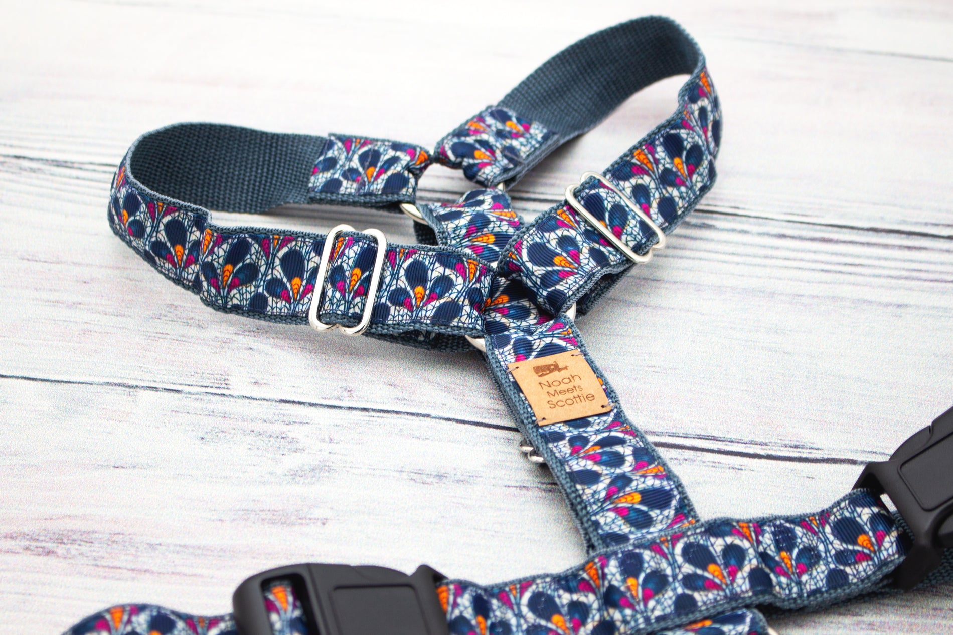 Hundegeschirr PAWCASSO in Blau und Petrol mit geometrischem Art-Déco Muster, verstellbar und ruckfrei