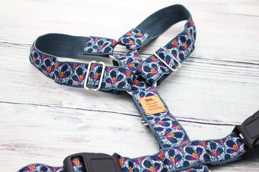 Hundegeschirr PAWCASSO in Blau und Petrol mit geometrischem Art-Déco Muster, verstellbar und ruckfrei