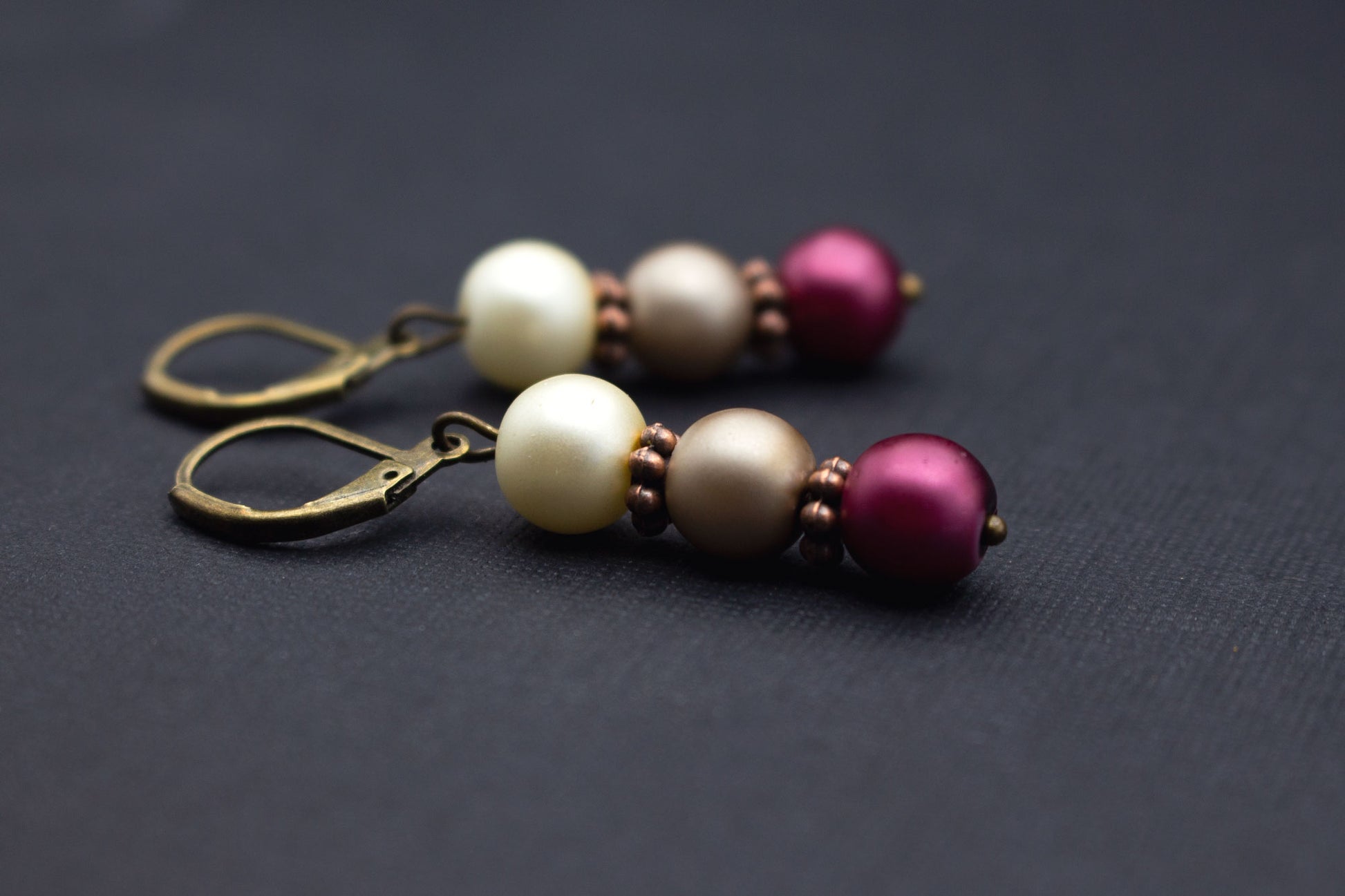 Perlenohrringe in Beere Creme und Beige – eleganter Schmuck für Hochzeit und Alltag