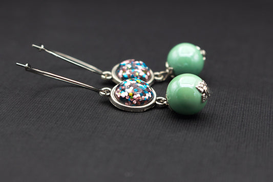Perlenohrringe in Mint mit Glitzer-Cabochons – moderne Creolen in Silber
