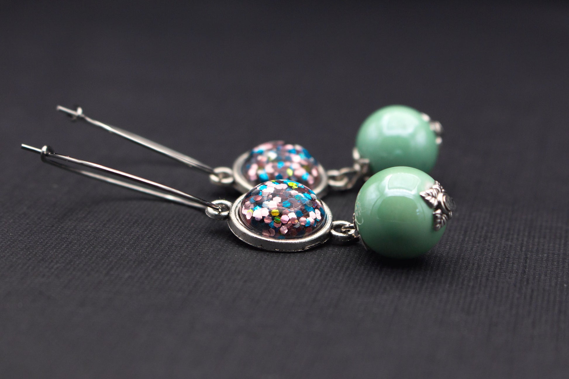 Creolen mit Glitzer und mintfarbenen Perlen – stilvolle Ohrringe in Silber