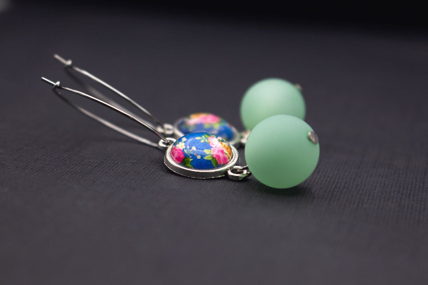 Perlenohrringe in Mint mit Rosenmotiv – elegante Creolen mit Glasperlen in Silber