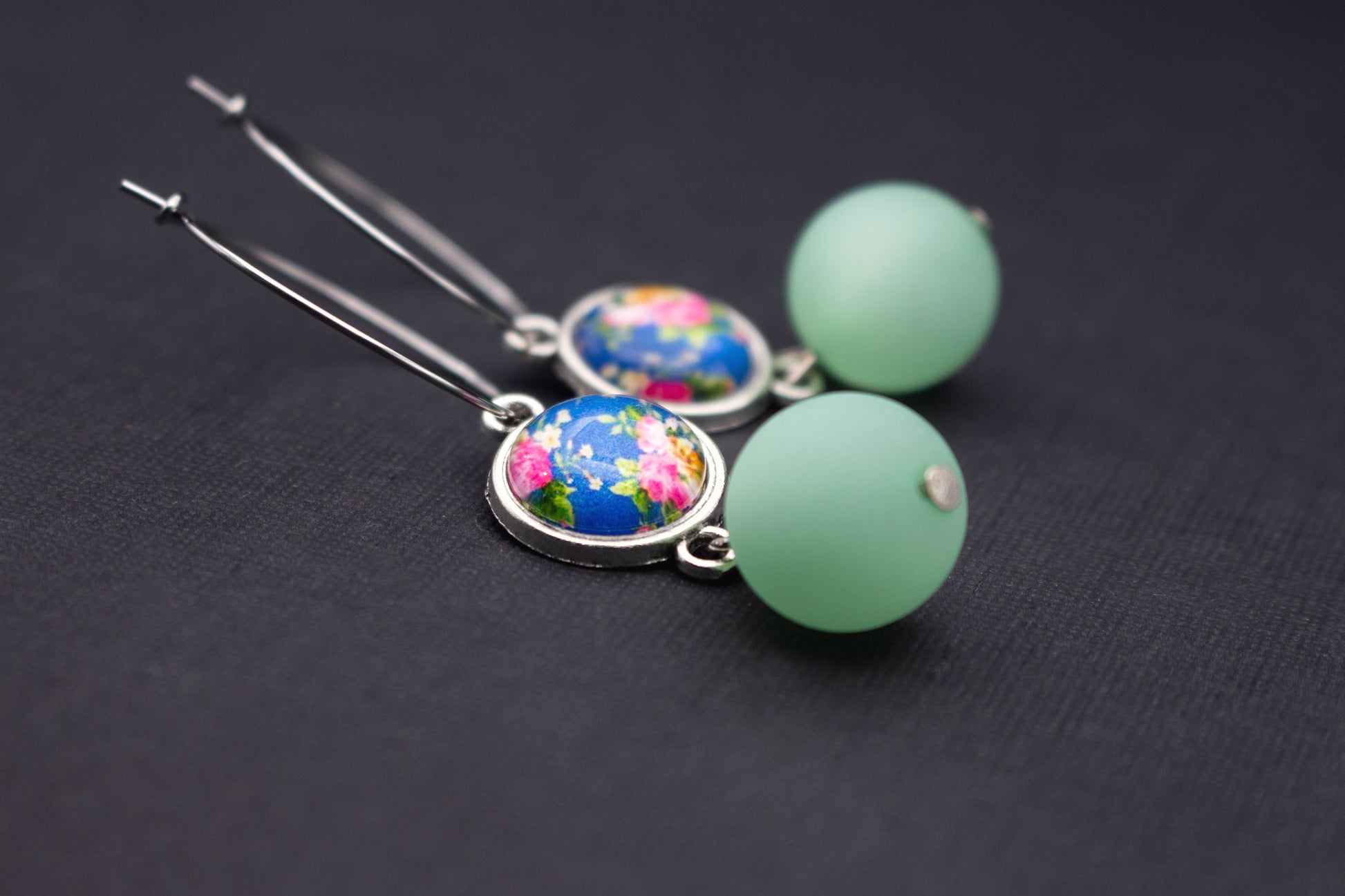Ohrhänger mit mintfarbenen Glasperlen und Rosenmotiv – romantischer Schmuck