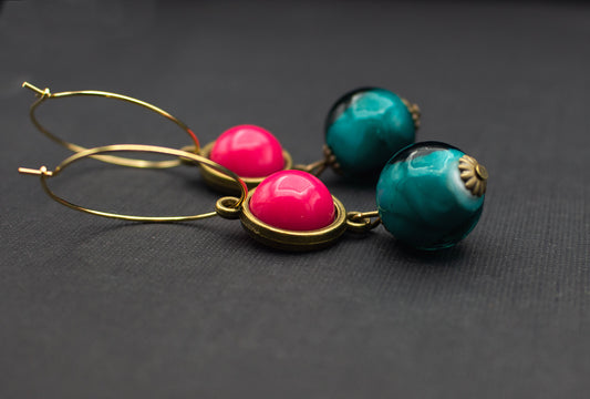 Perlenohrringe in Petrol und Pink mit Glasperlen – moderne Creolen in Gold