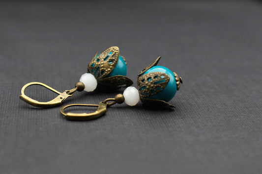 Perlenohrringe Petrolblau und Weiß – eleganter Schmuck mit Glasperlen