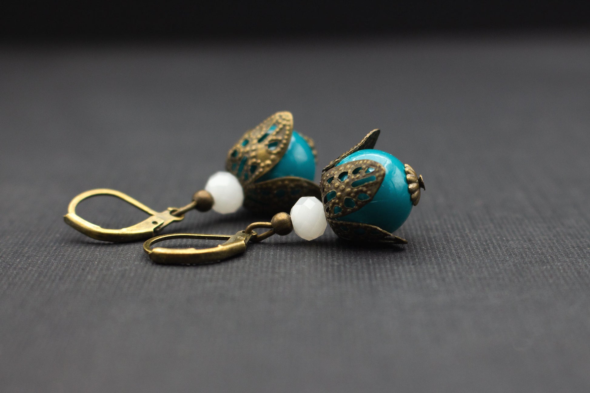Elegante Perlenohrringe in Petrolblau-Weiß – Schmuck für Alltag und Anlässe