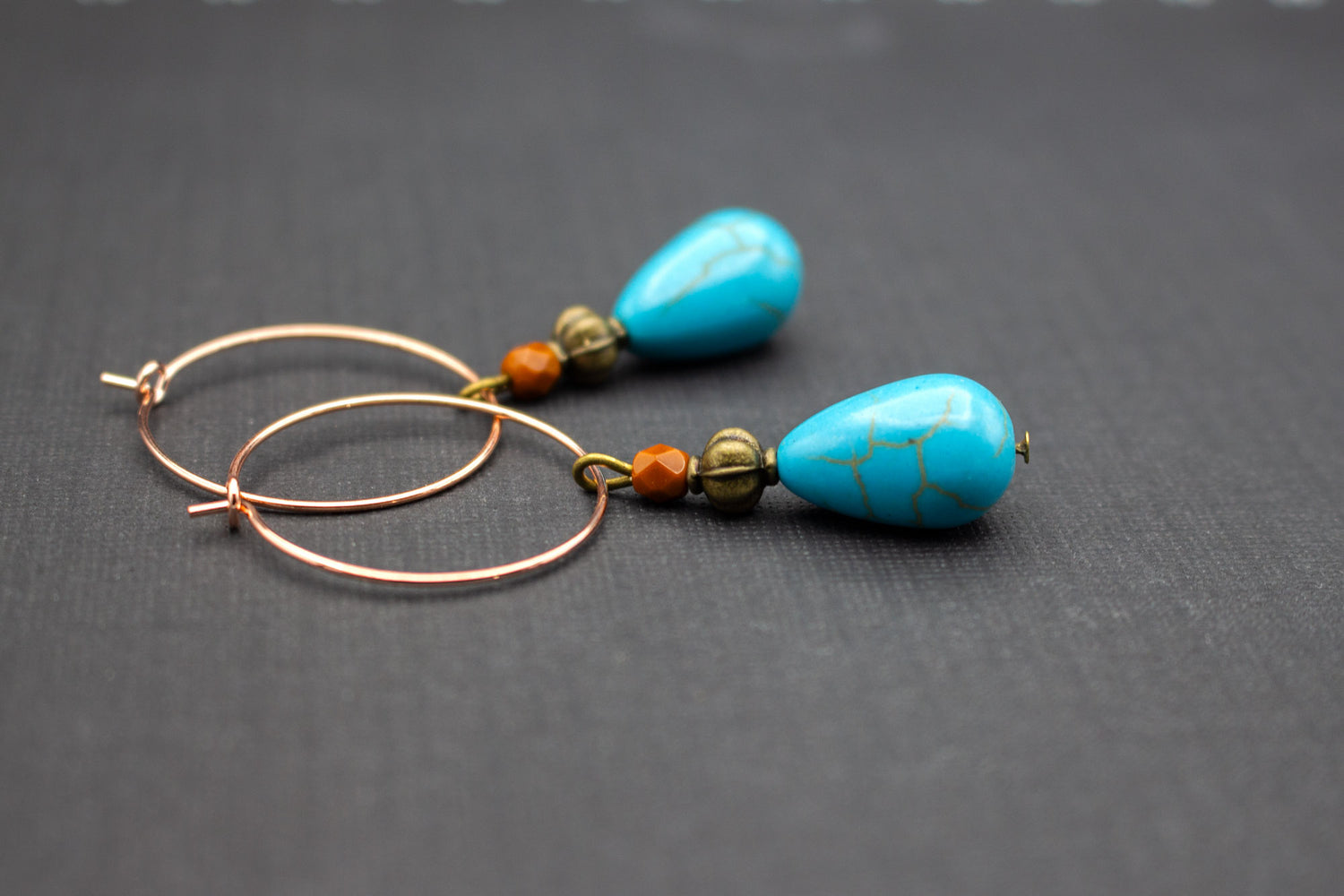 Perlenohrringe in Türkis Tropfenform mit Glasperlen – elegante Creolen in Roségold