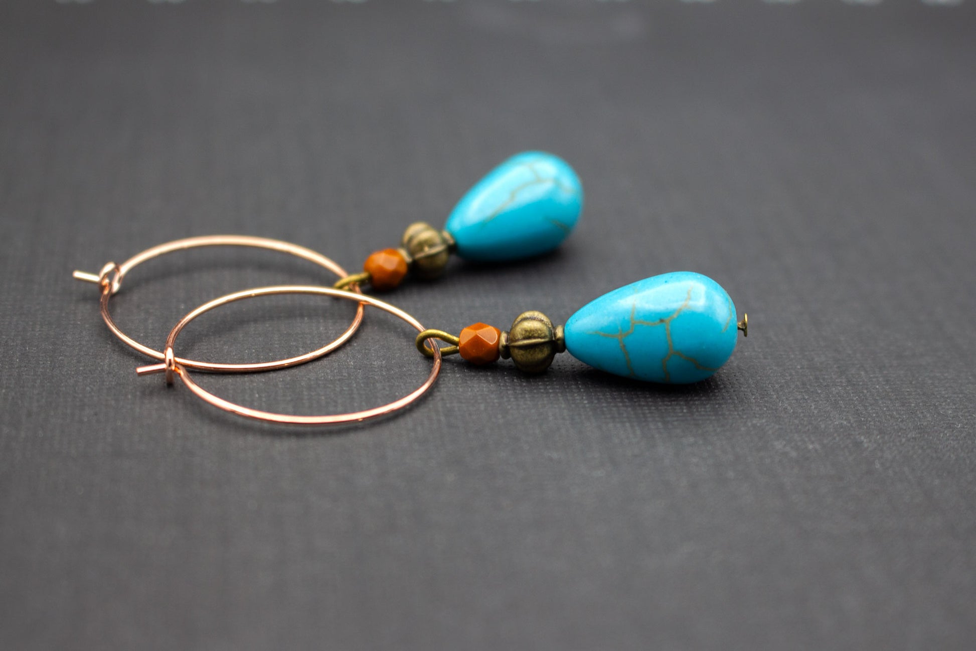 Perlenohrringe in Türkis Tropfenform mit Glasperlen – elegante Creolen in Roségold