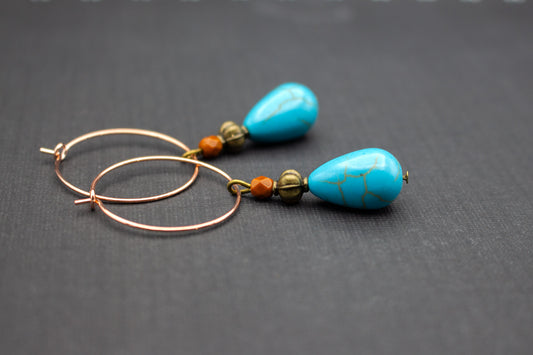 Perlenohrringe in Türkis Tropfenform mit Glasperlen – elegante Creolen in Roségold