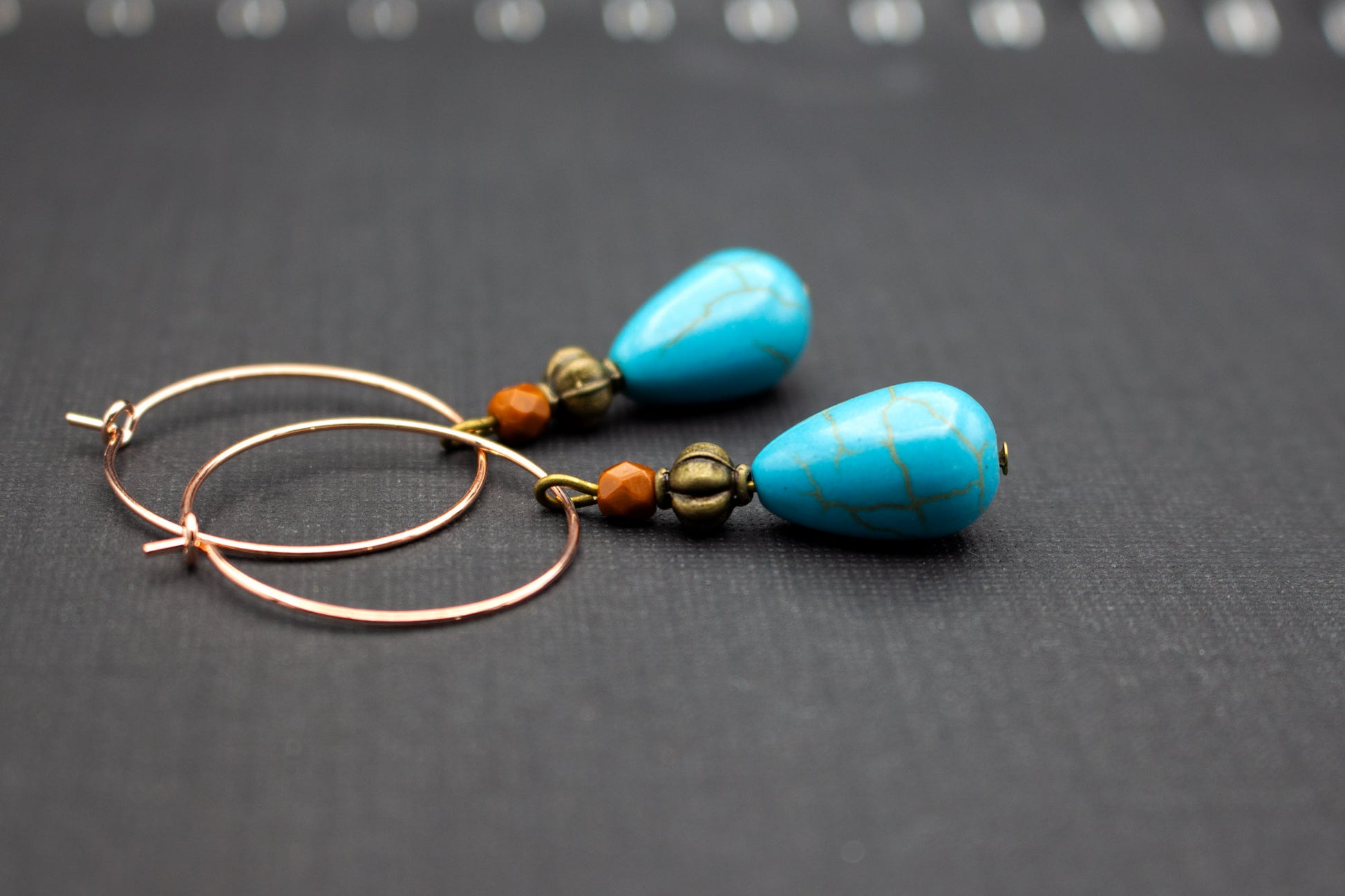 Creolen mit Glasperlen in Türkis Tropfen – moderner Schmuck für Sommer und Feste