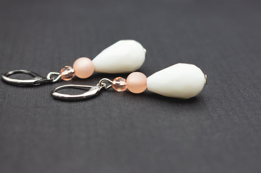Perlenohrringe Tropfenform Weiß Apricot – eleganter Brautschmuck mit Glasperlen