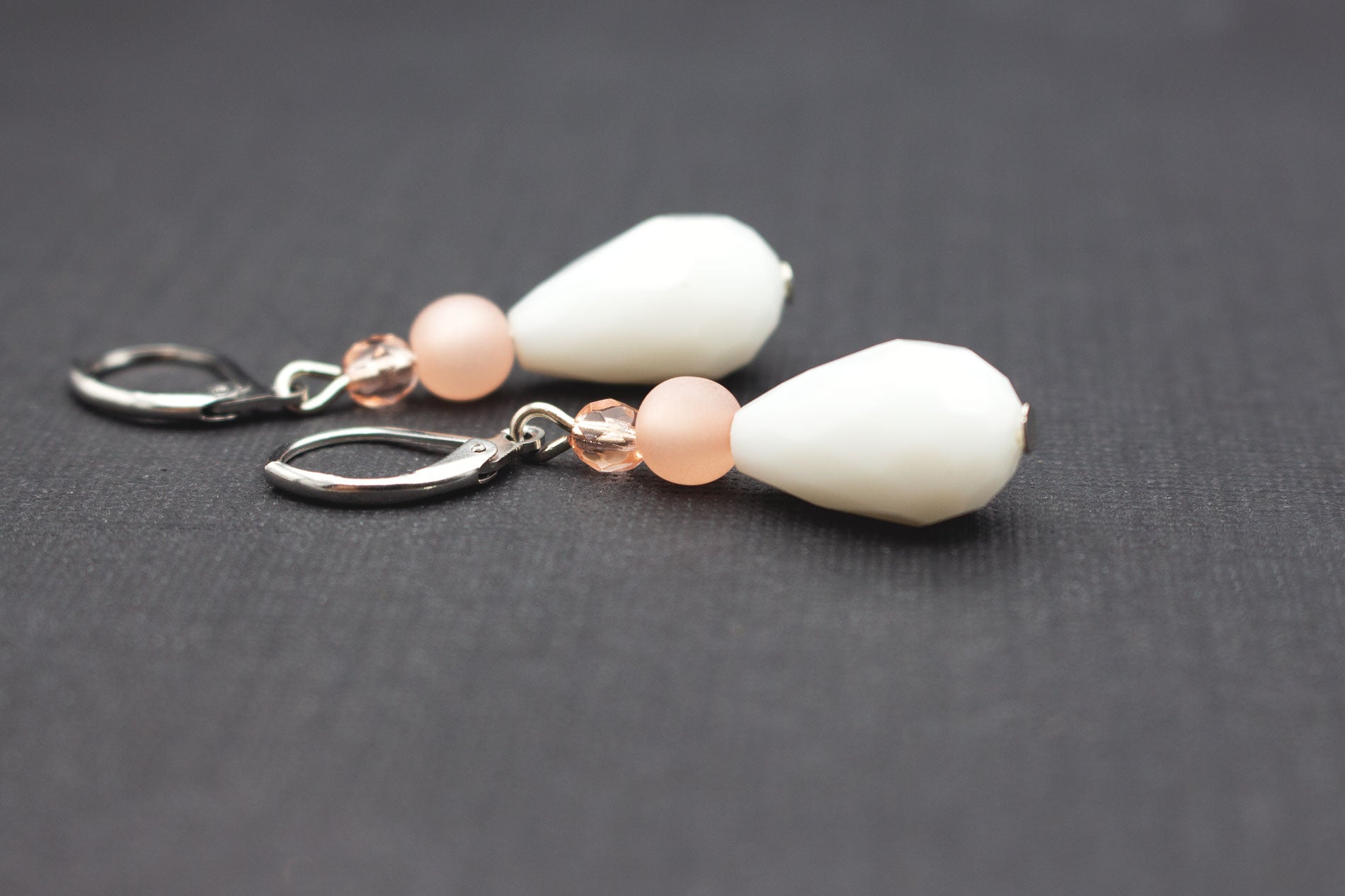 Brautschmuck Ohrringe Tropfenform Weiß Apricot – edler Ohrschmuck mit Glasperlen für Frauen