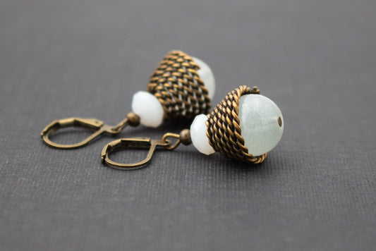 Perlenohrringe in Weiß mit Glasperlen – elegante Ohrhänger in Antik-Bronze