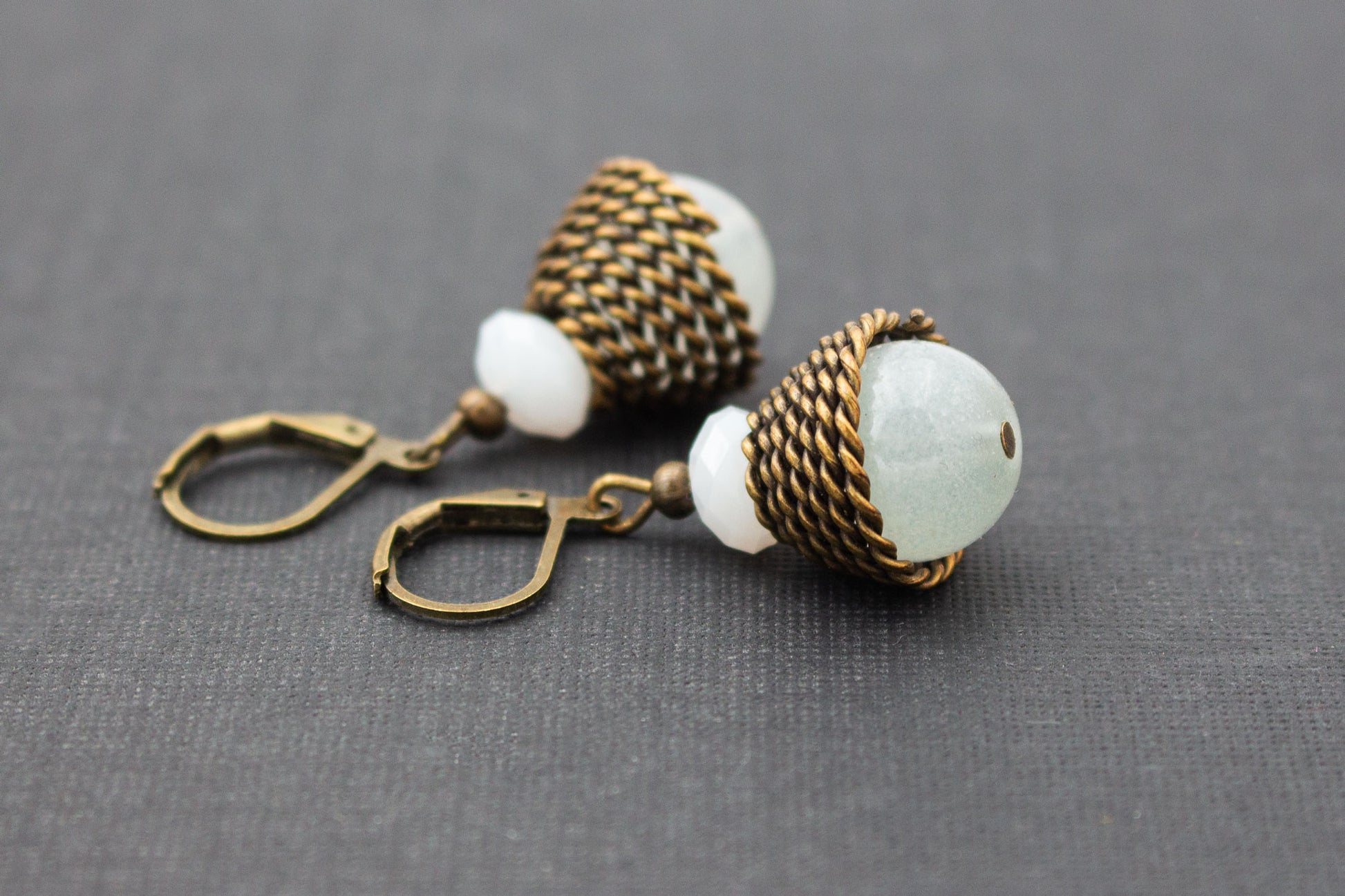 Ohrhänger mit weißen Glasperlen – klassischer Schmuck in Antik-Bronze