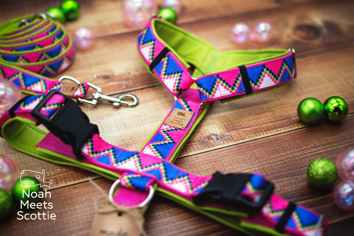 Hundegeschirr Zig-a-Zag-a-Zoom mit buntem Pixel-Zickzackmuster in Pink, Blau, Weiß und Hellgrün