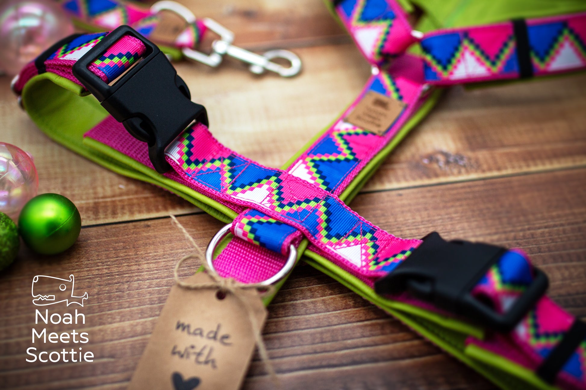 Buntes Hundegeschirr mit kleinen Pixelblöcken und Zickzacklinien auf kräftig pinkfarbenem Gurtband