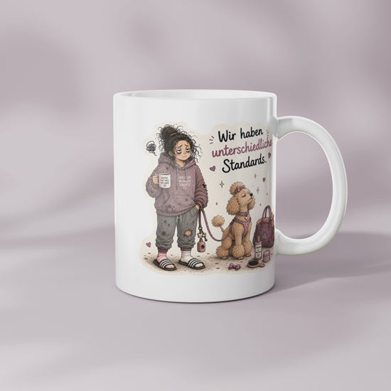Drehansicht der Hundetasse Wir haben unterschiedliche Standards mit lustigem Hundemama Motiv und hochwertigem Rundumdruck