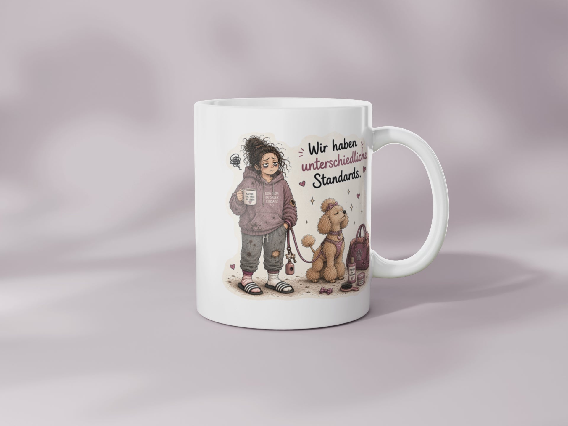 Drehansicht der Hundetasse Wir haben unterschiedliche Standards mit lustigem Hundemama Motiv und hochwertigem Rundumdruck