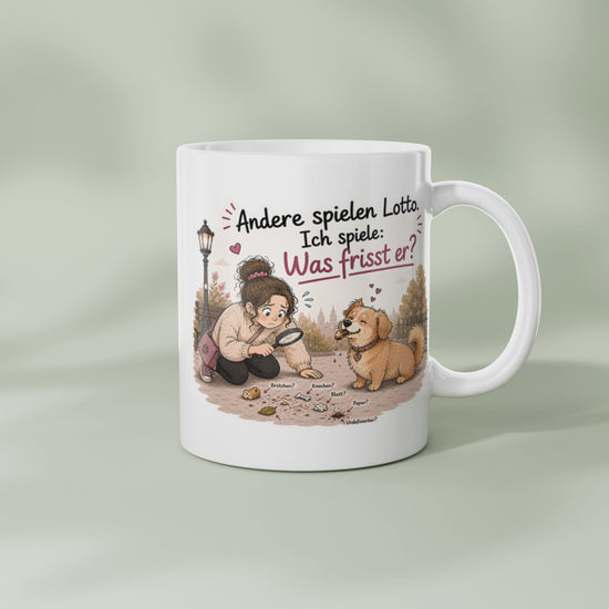 Drehansicht der Hundetasse „Andere spielen Lotto, ich spiele: Was frisst er?“ als Geschenk für Hundebesitzer und Hundemamas.