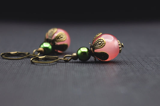 Romantische Ohrringe mit Glasperlen in Apricot, Rosé und Olivgrün im Vintage-Stil, elegant und handgefertigt