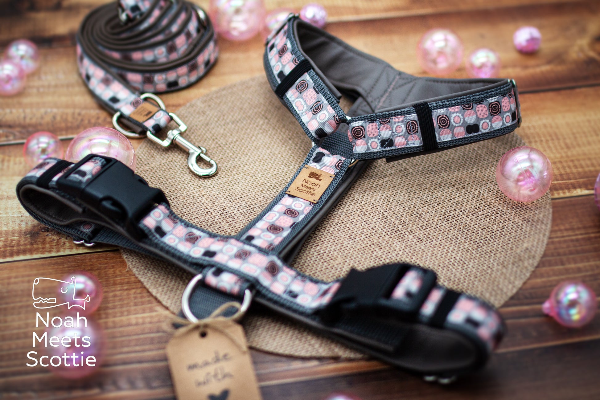 Detailansicht des Hundegeschirrs mit Kreisen, Punkten und grafischen Ringen in Rosa, Puderrosa und Grau.