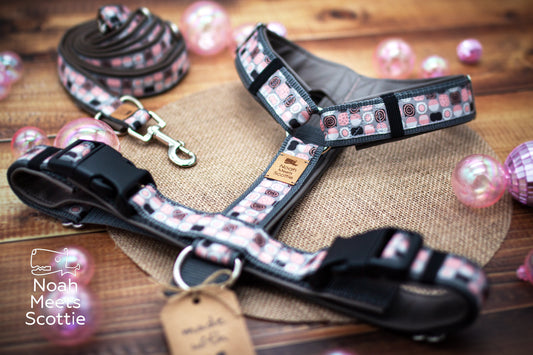 Hundegeschirr Rosie Goes Round mit unterschiedlich großen Kreisen, Punkten und Ringen in Rosa und Grau.