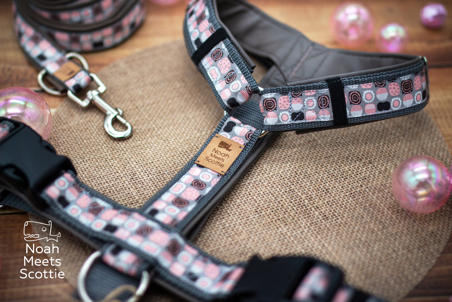 Hundegeschirr mit geometrischem Retro-Muster aus unterschiedlich großen Kreisen und Punkten in Rosa und Grau.