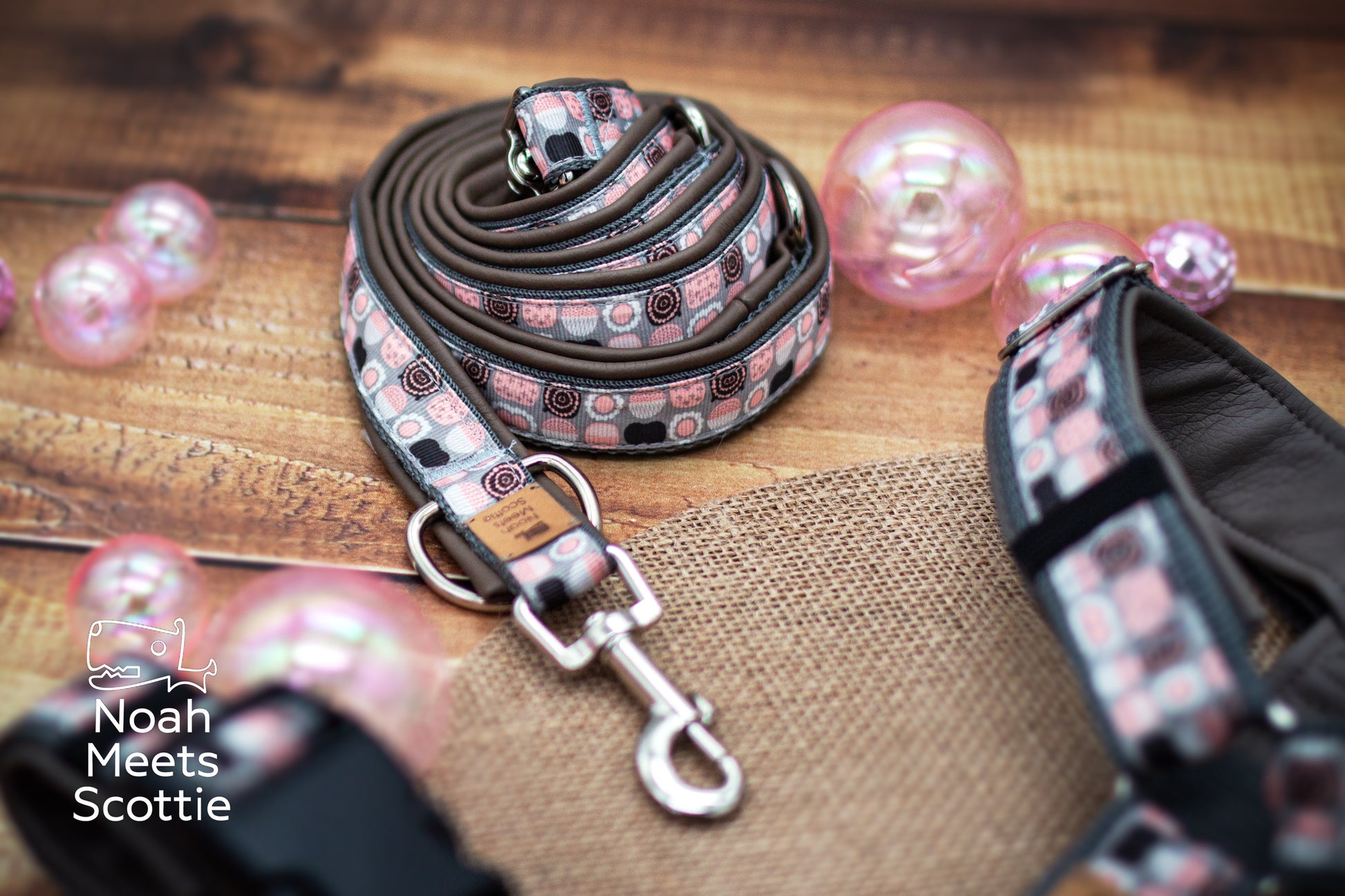 Gemustertes Hundegeschirr Rosie Goes Round mit rosa-grauen Kreisen, Ringen und dunklen grafischen Akzenten.