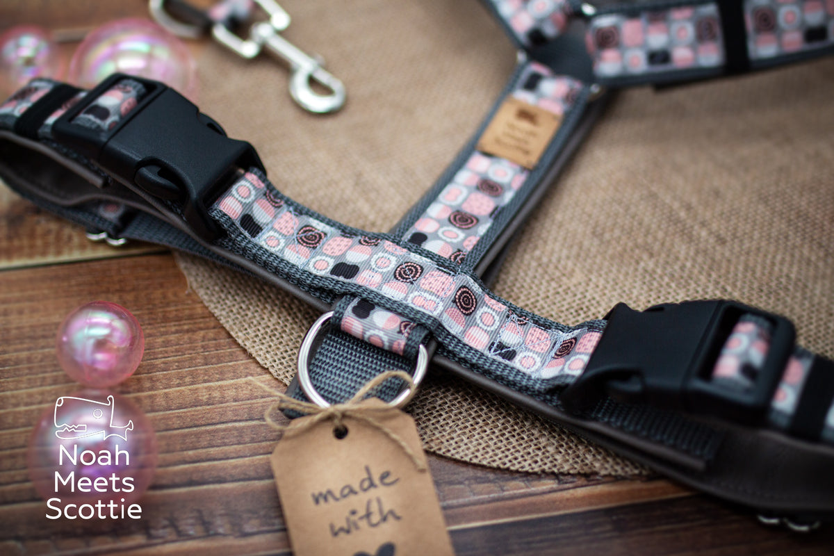 Hundegeschirr Rosie Goes Round mit Kreismuster in Rosa und Grau und passender Hundeleine im gleichen Design.