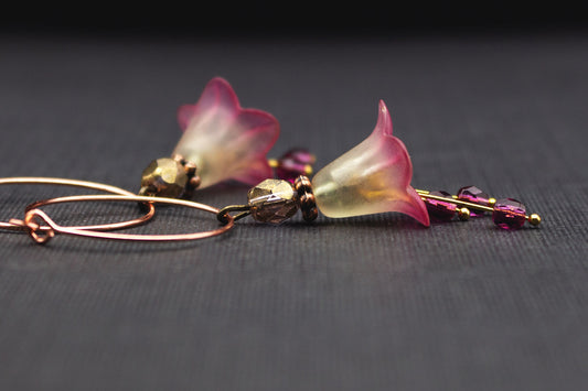 Roségoldene Creolen mit Acrylblüten in Hellgelb und Fuchsia