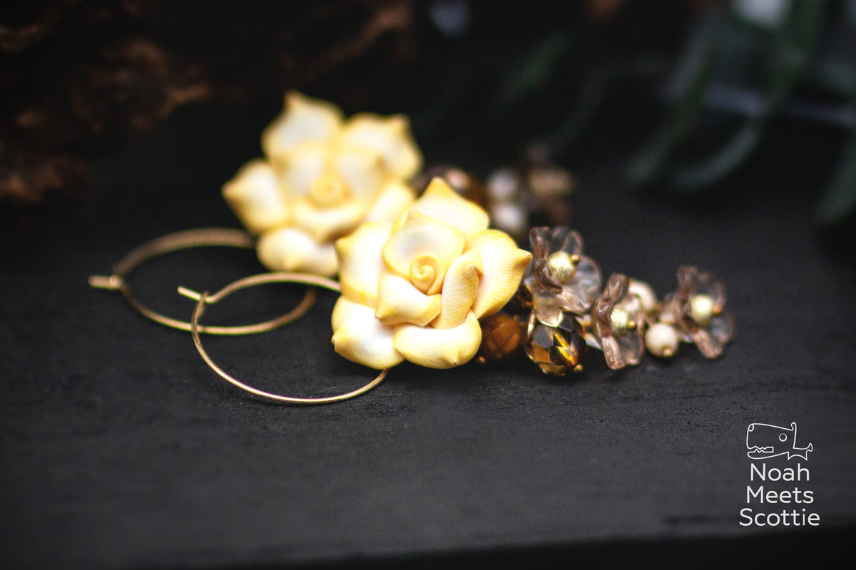 Rosen Ohrringe in Vanillegelb, Taupe und Bernstein mit goldfarbenen Creolen und floralen Anhängern.