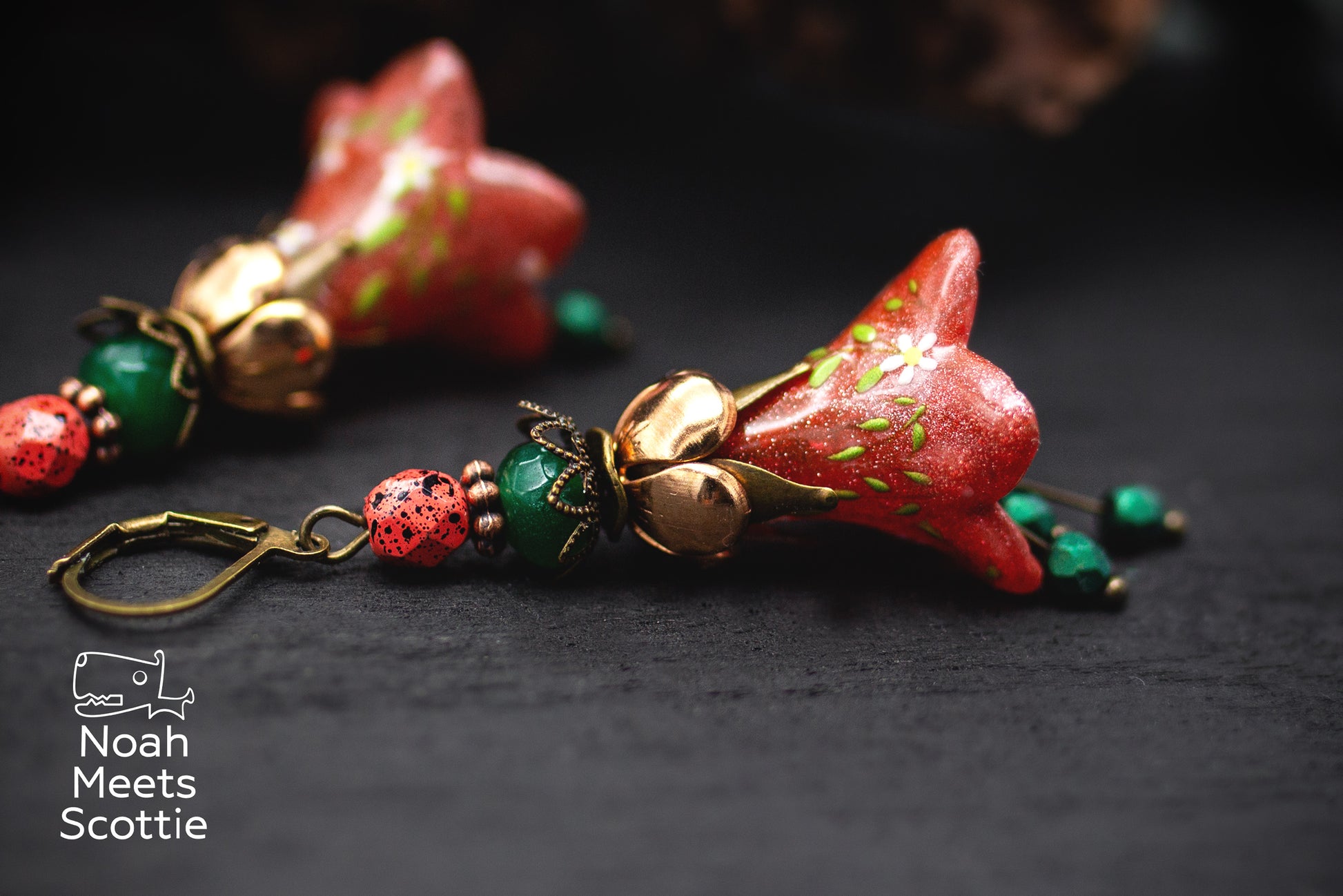 Rote Blütenohrringe im Boho- und Cottagecore-Stil mit handbemalten Blüten und grünen Glasperlen.