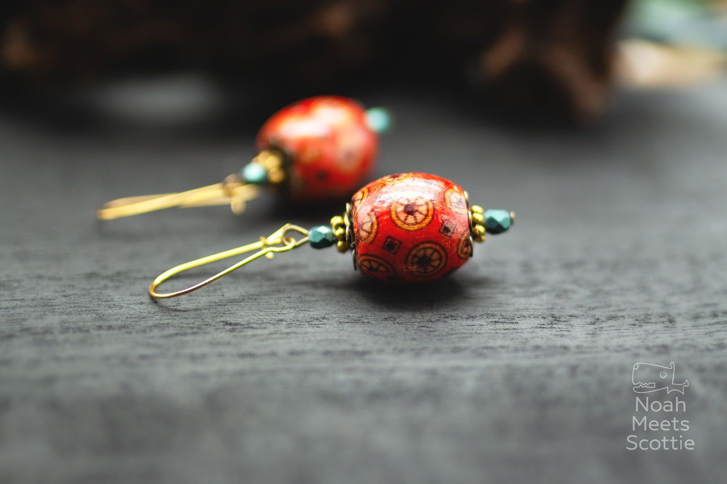 Ethno Boho Ohrringe mit roten Holzperlen und goldfarbenen Metallhaken
