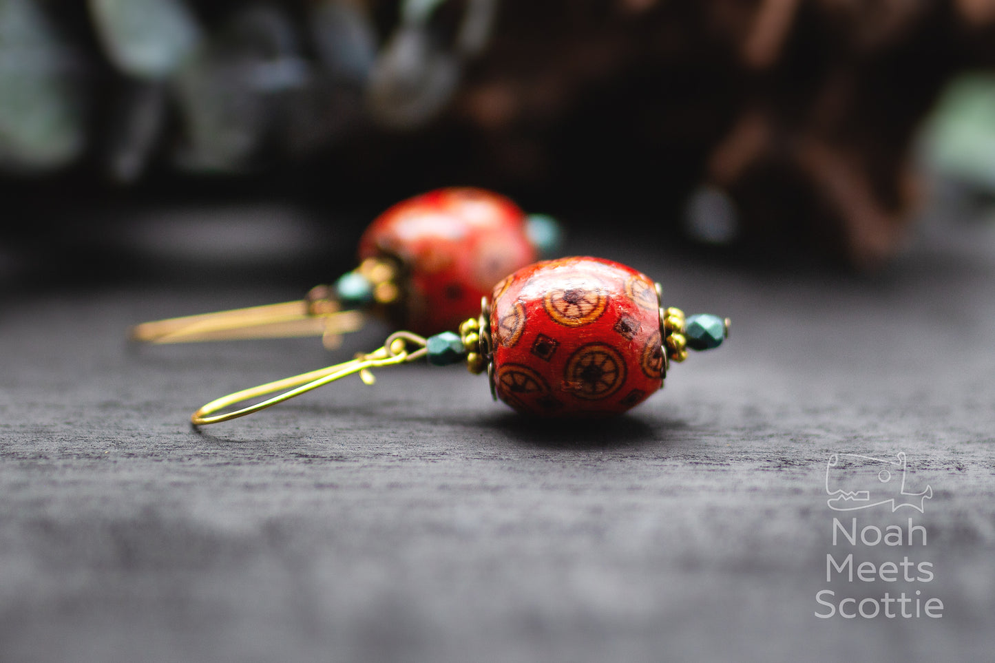 handgefertigte Boho Ohrringe rot grün Holzperlen Schmuck