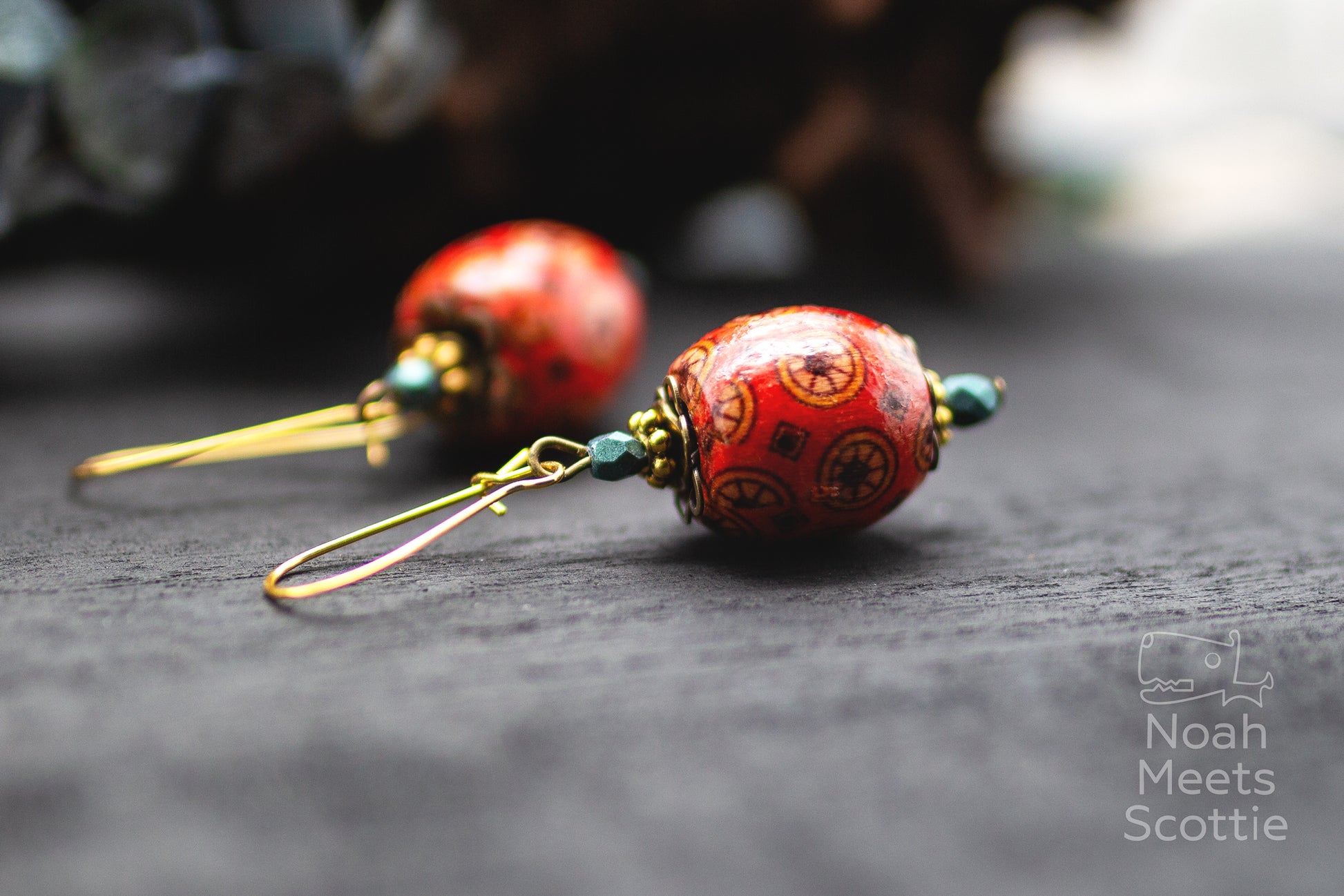 rote Holzperlen Schmuck Ohrringe mit grünen Glasperlen Nahaufnahme