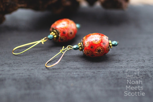 rote Holzperlen Ohrringe mit grünen Glasperlen im Boho Ethno Stil