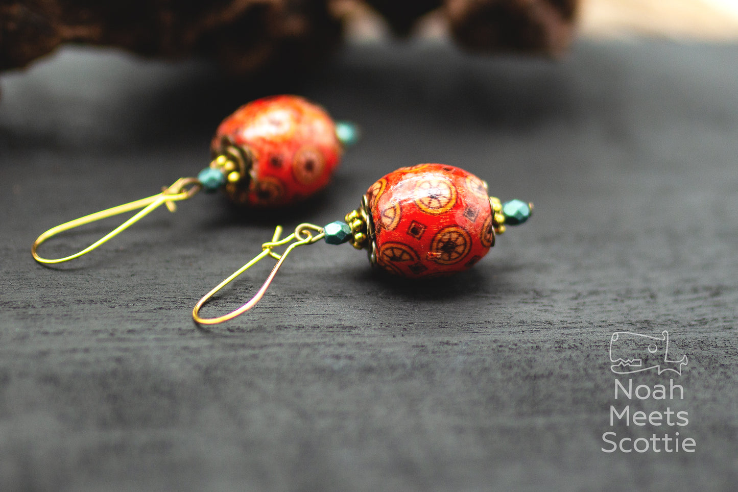 Boho Ohrringe mit roten gemusterten Holzperlen und grünen Perlen Detail